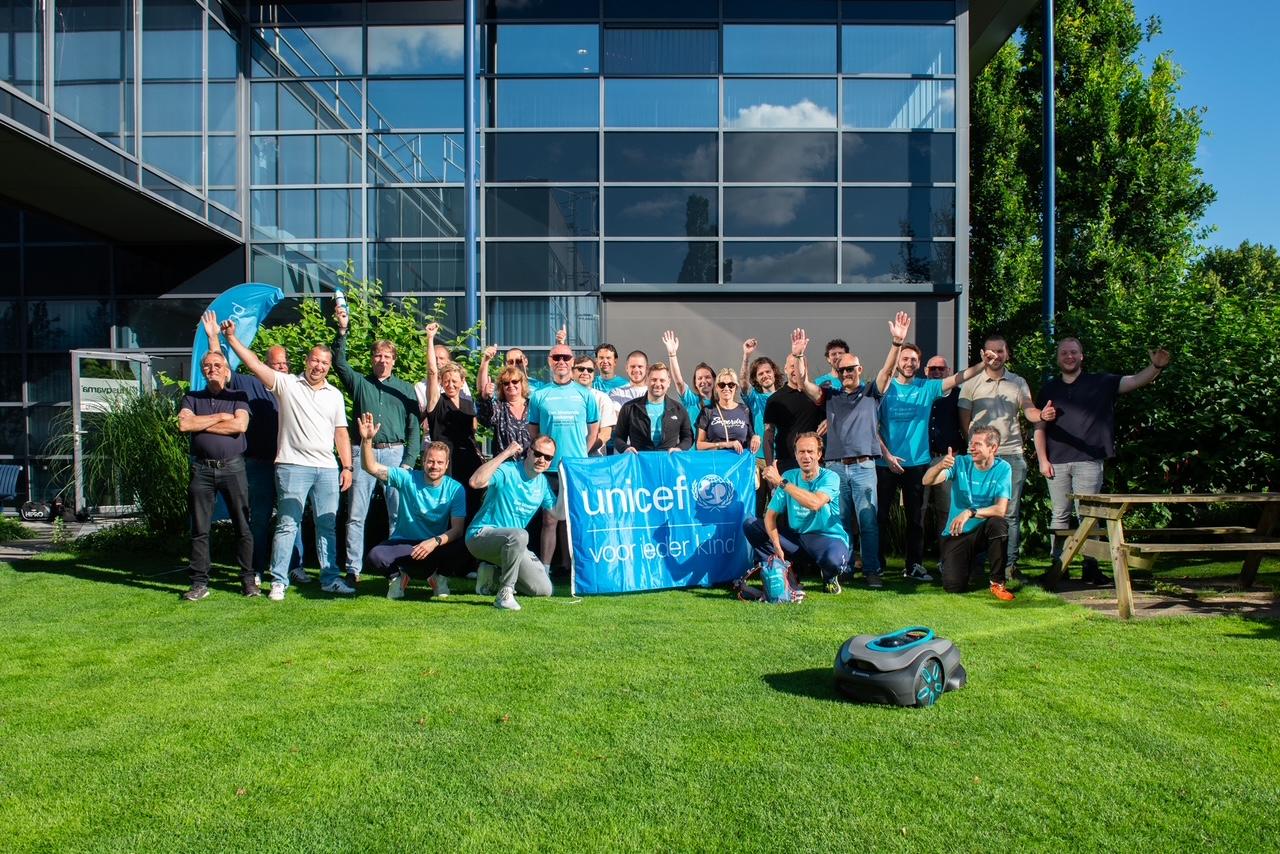 People with UNICEF-flag